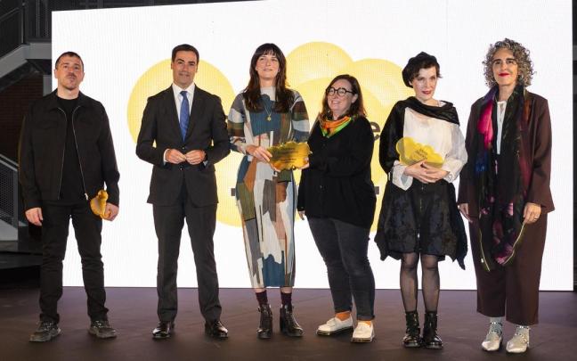 El lehendakari, Imanol Pradales, en la entrega los Premios Gure Artea 2024 a Idoia Montón, Josu Bilbao y a Tractora Kooperatiba Elkartea