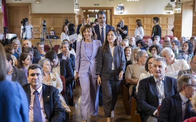 La rectora de la UPV/EHU, Eva Ferreira (c-i), la presidenta del Parlamento Vasco, Bakartxo Tejería (c-d), y el alcalde de Donostia, Eneko Goia (c), durante el acto oficial de inauguración de los cursos.