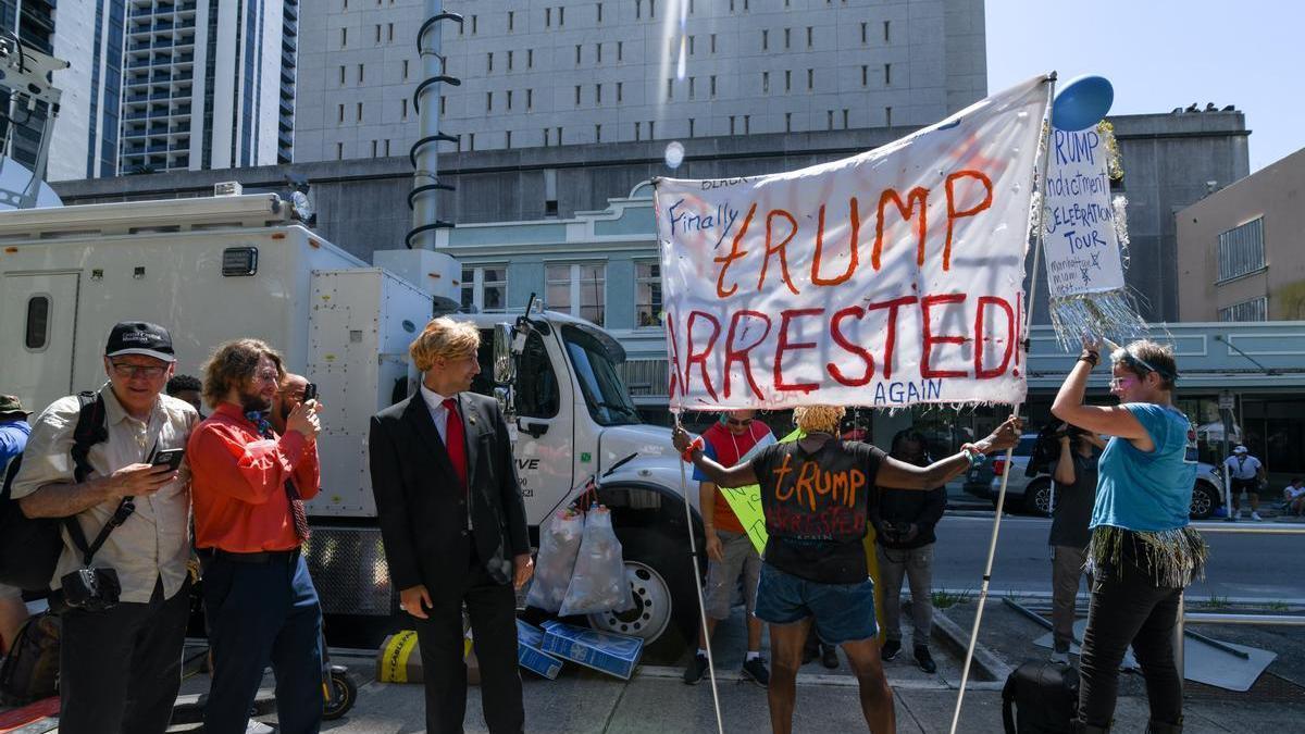 Detractores de Trump se manifiestan ante el tribunal de Miami.