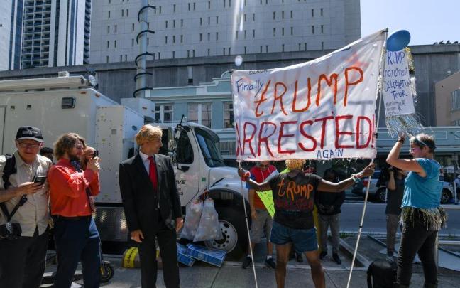 Detractores de Trump se manifiestan ante el tribunal de Miami.