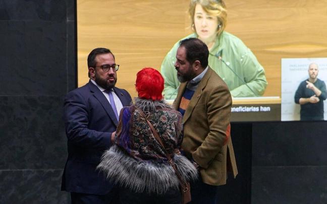 La consejera de Salud, de espaldas, habla con Javier Remírez y Ramón Alzórriz.