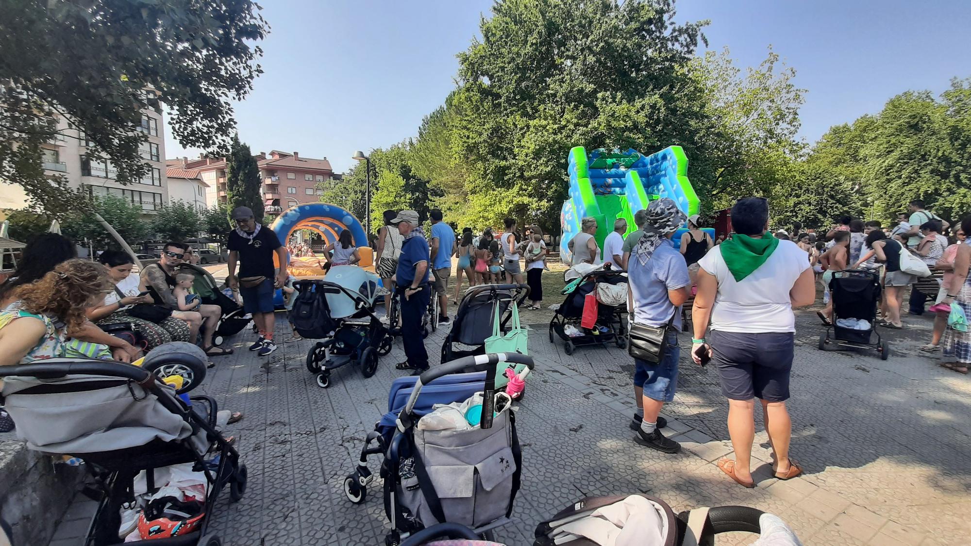Familias de Amurrio disfrutando con sus hijos e hijas en el parque infantil de fiestas