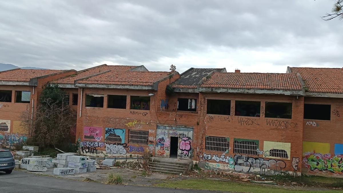 Este edificio deteriorado dará paso a unas nuevas instalaciones educativas en Kabiezes.