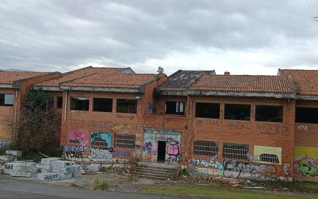 Este edificio deteriorado dará paso a unas nuevas instalaciones educativas en Kabiezes. Este edificio deteriorado dará paso a unas nuevas instalaciones educativas en Kabiezes.