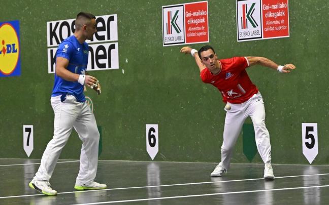 Javier Zabala supera a Iker Larrazabal en el Manomanista en el partido disputado en el frontón del Club Deportivo de Bilbao.