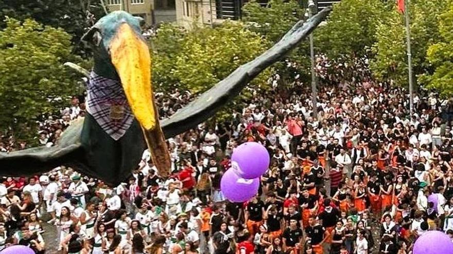Las seis cuadrillas de fiestas celebrando la llegada de Iguarrako en el inicio festivo de 2024 en la plaza Juan Urrutia.