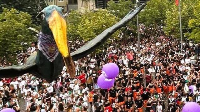 Las seis cuadrillas de fiestas celebrando la llegada de Iguarrako en el inicio festivo de 2024 en la plaza Juan Urrutia. / DNA Las seis cuadrillas de fiestas celebrando la llegada de Iguarrako en el inicio festivo de 2024 en la plaza Juan Urrutia.