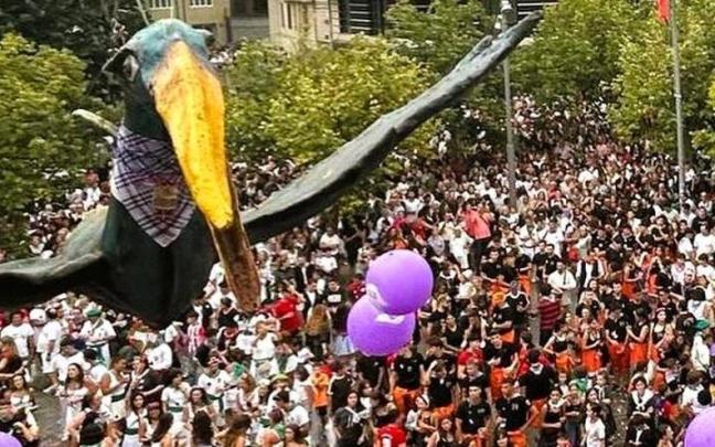 Las seis cuadrillas de fiestas celebrando la llegada de Iguarrako en el inicio festivo de 2024 en la plaza Juan Urrutia. / DNA Las seis cuadrillas de fiestas celebrando la llegada de Iguarrako en el inicio festivo de 2024 en la plaza Juan Urrutia.