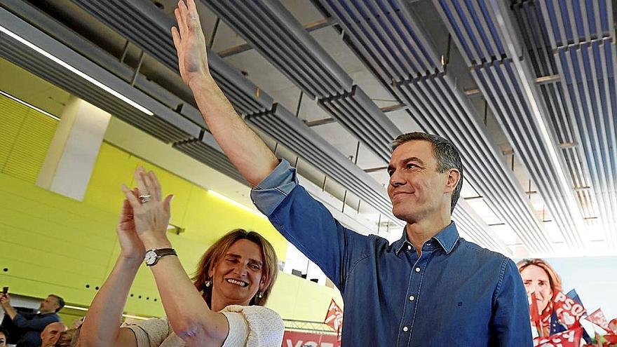 Pedro Sánchez, junto a la candidata del PSOE a las europeas, Teresa Ribera, en el mitin en Sevilla.