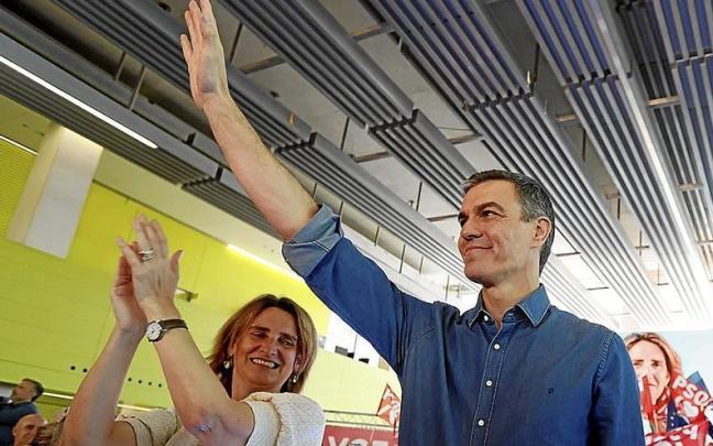 Pedro Sánchez, junto a la candidata del PSOE a las europeas, Teresa Ribera, en el mitin en Sevilla.