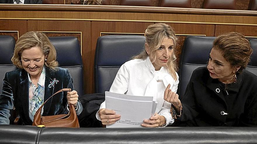 Las ministras de Asuntos Económicos, Trabajo y Hacienda, Nadia Calviño, Yolanda Díaz y María Jesús Montero, en el Congreso.