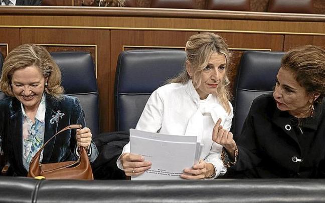 Las ministras de Asuntos Económicos, Trabajo y Hacienda, Nadia Calviño, Yolanda Díaz y María Jesús Montero, en el Congreso.