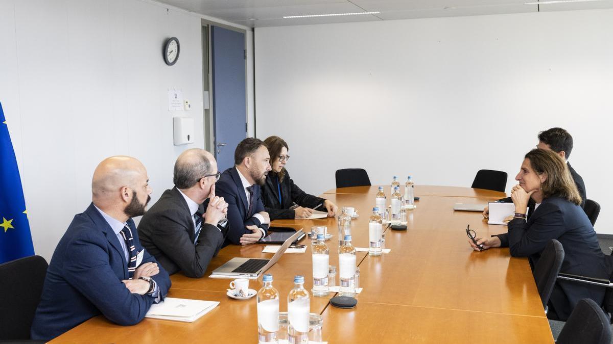 El consejero de Vivienda y Agenda Urbana del Gobierno Vasco, Denis Itxaso, y la vicepresidenta ejecutiva de la Comisión Europea, Teresa Ribera, durante su reunión en Bruselas.