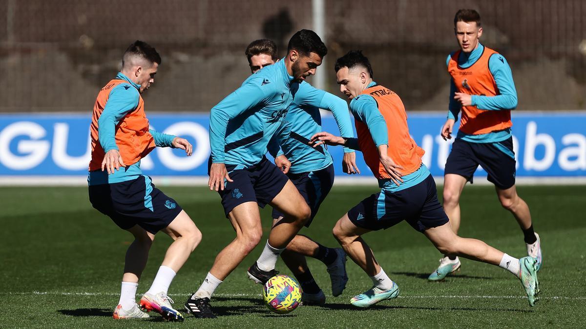 Merino, rodeado por Zubeldia, Navarro y Sola, durante el entrenamiento de ayer en Zubieta.