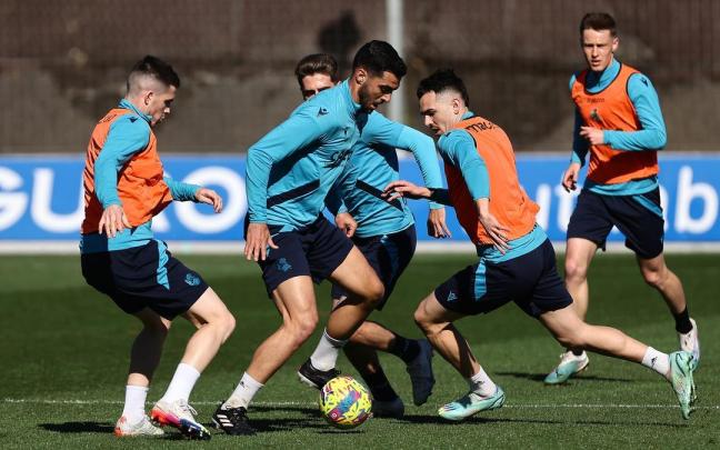 Merino, rodeado por Zubeldia, Navarro y Sola, durante el entrenamiento de ayer en Zubieta.
