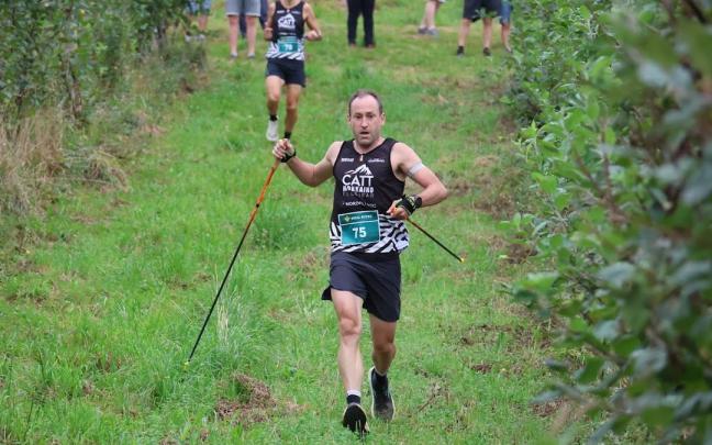 Iñigo Lariz, en un tramo de descenso del recorrido rompepiernas que caracteriza a la carrera entre manzanos del Desafío LIzagasar.