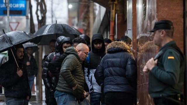 Varias personas hacen cola en la Embajada de Argelia en Madrid.