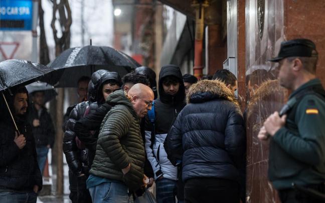Varias personas hacen cola en la Embajada de Argelia en Madrid.