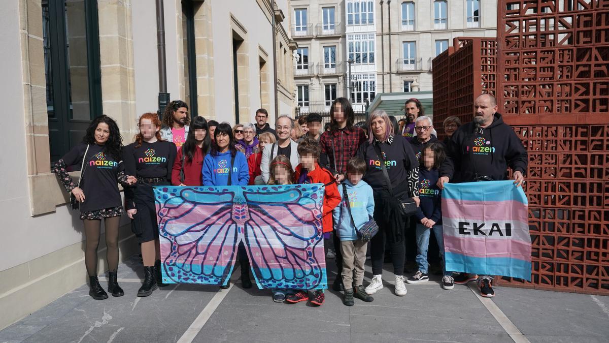 El padre de Ekai, Elaxar Lersundi (primero por la derecha) en el Parlamento Vasco