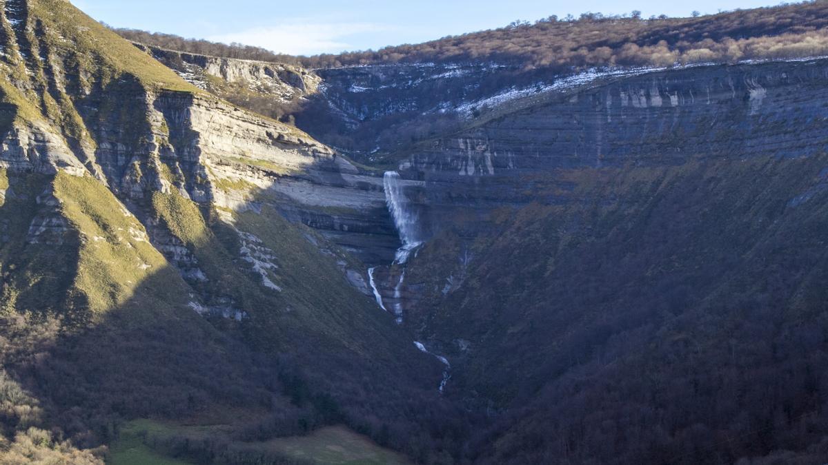 La casacada de San Miguel se escurre entre altos barrancos.