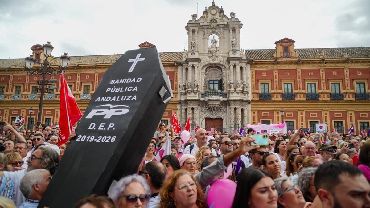Concentración en San Telmo por los fallos en el cribado del cáncer de mama en Sevilla