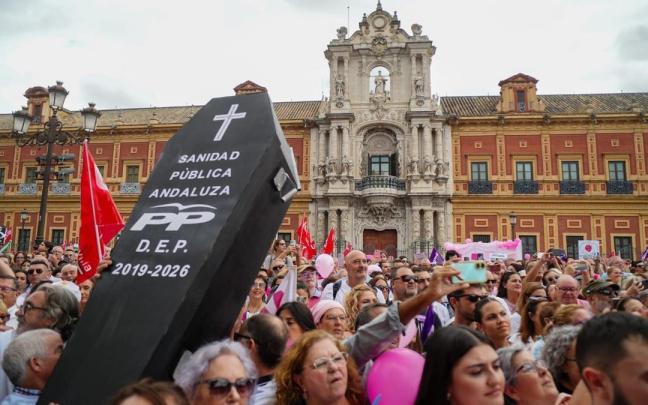 Concentración en San Telmo por los fallos en el cribado del cáncer de mama en Sevilla