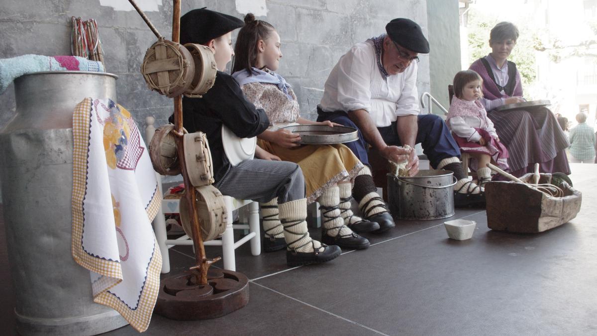 Durante la feria del sábado también habrá exhibición de elaboración de queso por parte de Enrike Etxebarria