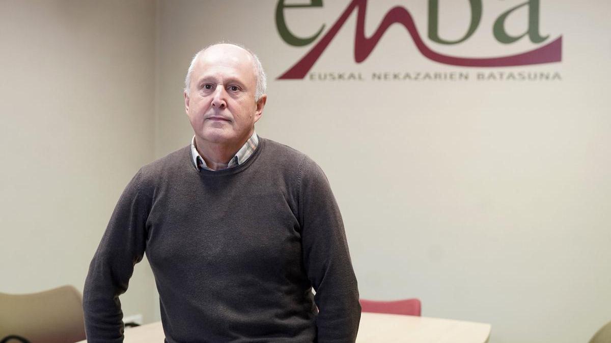 Xabier Iraola posa en la sede de Enba en Tolosa.