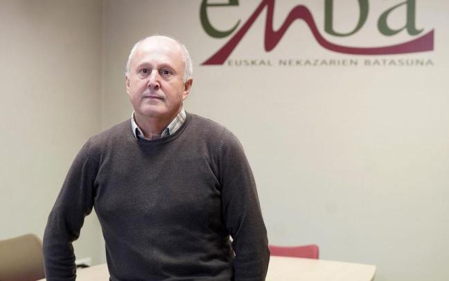 Xabier Iraola posa en la sede de Enba en Tolosa.