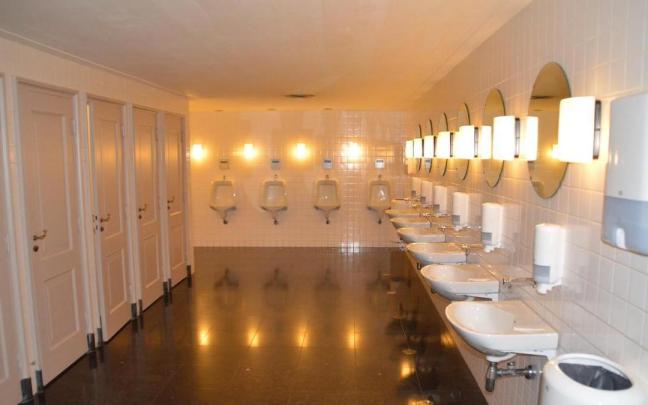 Baño público de un centro comercial.