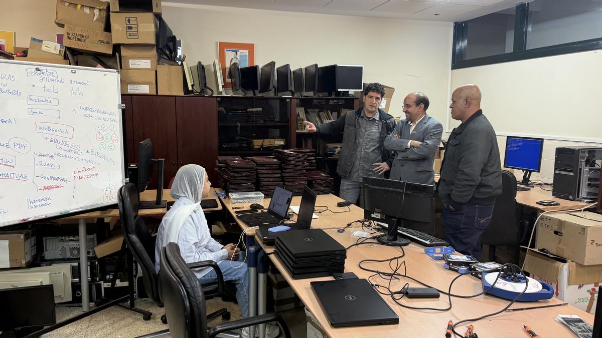 El aula donde se almacenan los ordenadores para su reacondicionamiento.