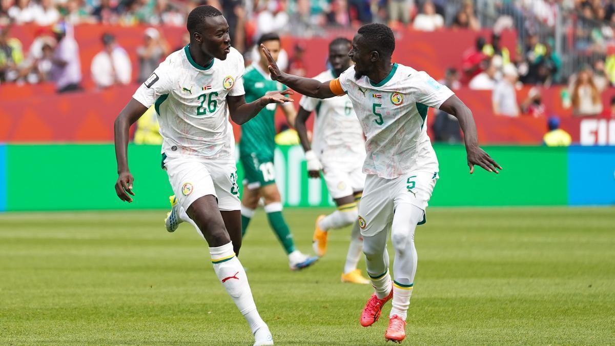 Pape Gueye celebra con Idrissa Gana Gueye un gol de Senegal durante el Mundial.