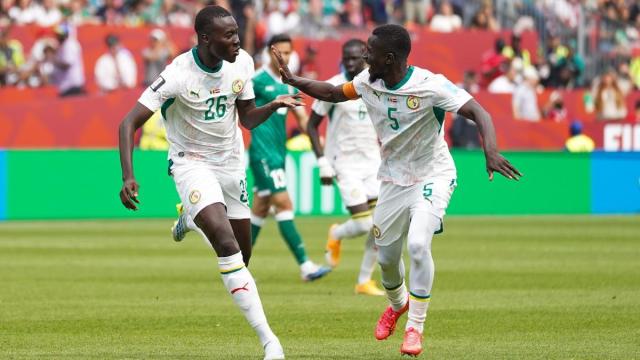 Pape Gueye celebra con Idrissa Gana Gueye un gol de Senegal durante el Mundial.