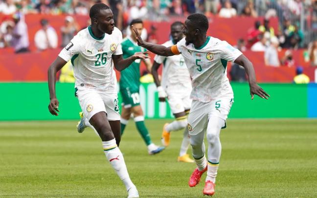 Pape Gueye celebra con Idrissa Gana Gueye un gol de Senegal durante el Mundial.