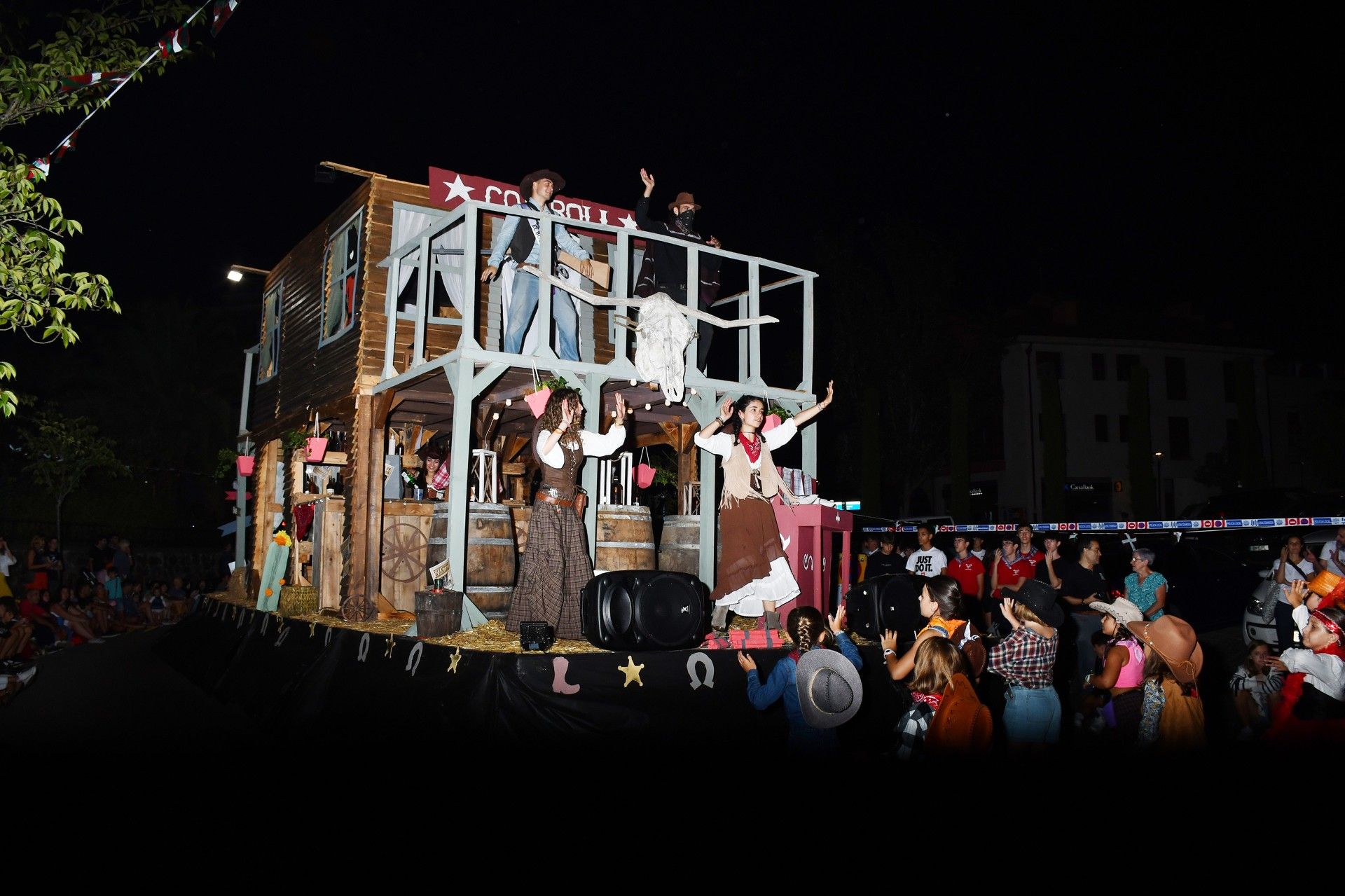 Carroza cowboy que dio el primer puesto a la Cuadrilla El Boli