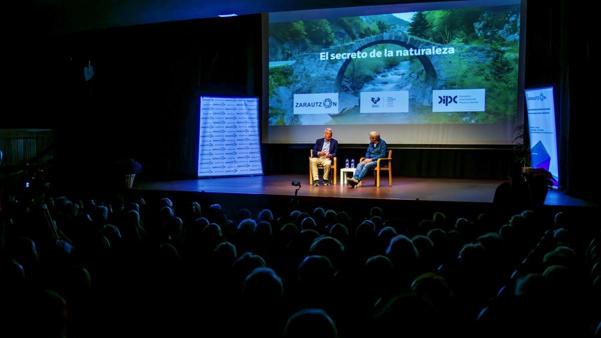 Pedro Miguel Etxenike y Guillermo Roa, periodista y divulgador científico de Elhuyar, en la sala Modelo de Zarautz.