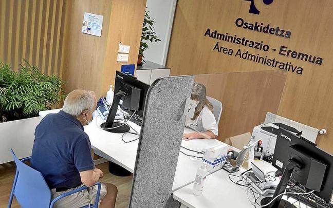 Una persona mayor acude a su centro de salud.