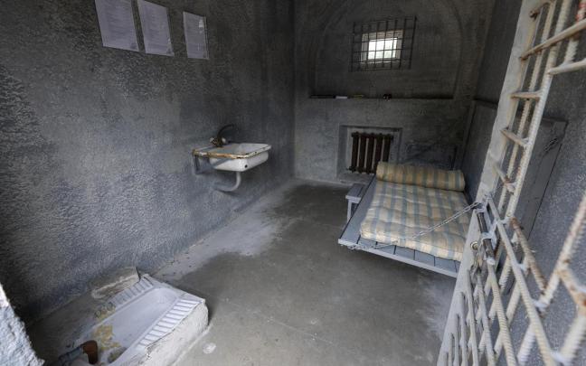 Réplica de la celda de Alexéi Navalni instalada frente a la sede de las Naciones Unidas en Ginebra.