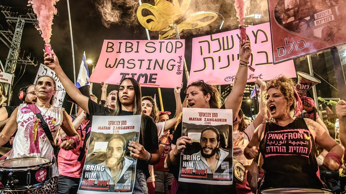 Manifestantes israelíes piden la liberación de los rehenes en Gaza.