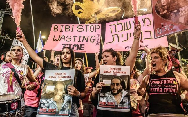 Manifestantes israelíes piden la liberación de los rehenes en Gaza.