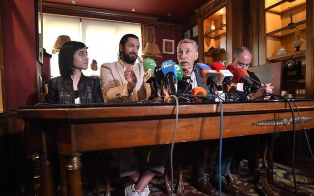 El bailaor Rafael Amargo y su abogado Marcos García Montes (3i), durante la rueda de prensa que han ofrecido este miércoles.