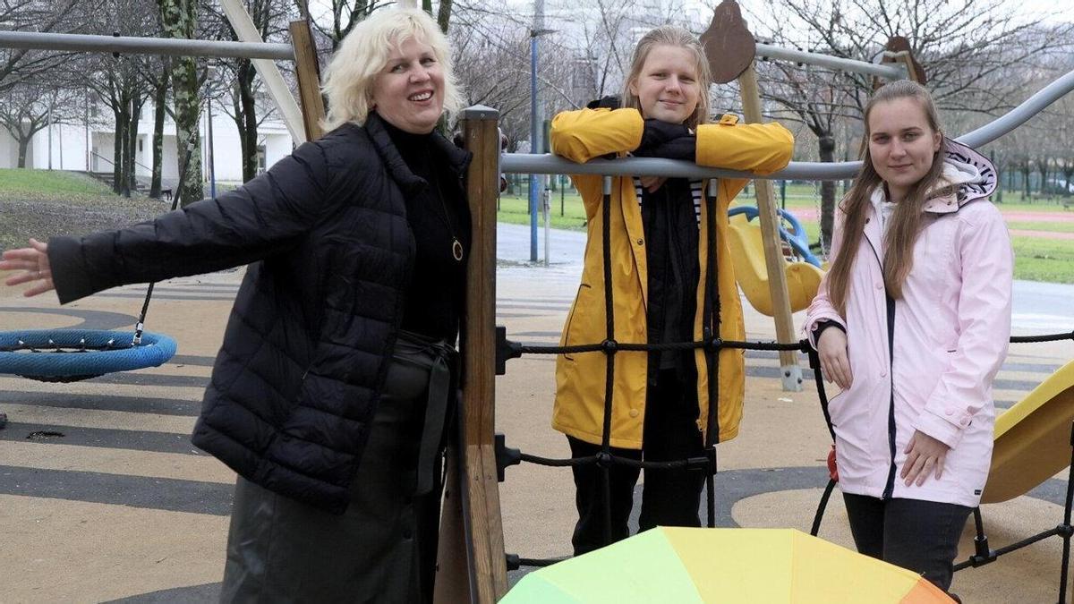 La ucraniana Svetlana Vinogradenko en sonriente pose junto a sus hijas Anna, de amarillo, y Juliana, de rosa, en un parque del barrio de la Florida en Hernani.