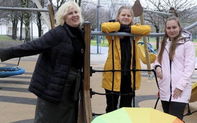 La ucraniana Svetlana Vinogradenko en sonriente pose junto a sus hijas Anna, de amarillo, y Juliana, de rosa, en un parque del barrio de la Florida en Hernani. La ucraniana Svetlana Vinogradenko en sonriente pose junto a sus hijas Anna, de amarillo, y Juliana, de rosa, en un parque del barrio de la Florida en Hernani.