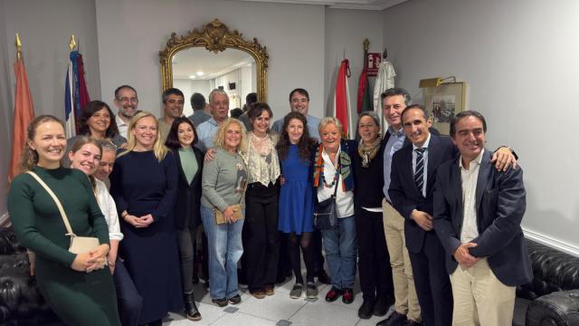 Fotografía de grupo con representantes del Centro Checo y de la Euskal Etxea, el alcalde y concejales de Busturia, los investigadores Unai Eguia y Anton Gandarias, miembros de la Comisión de Memoria e impulsores del hermanamiento con Hradiš