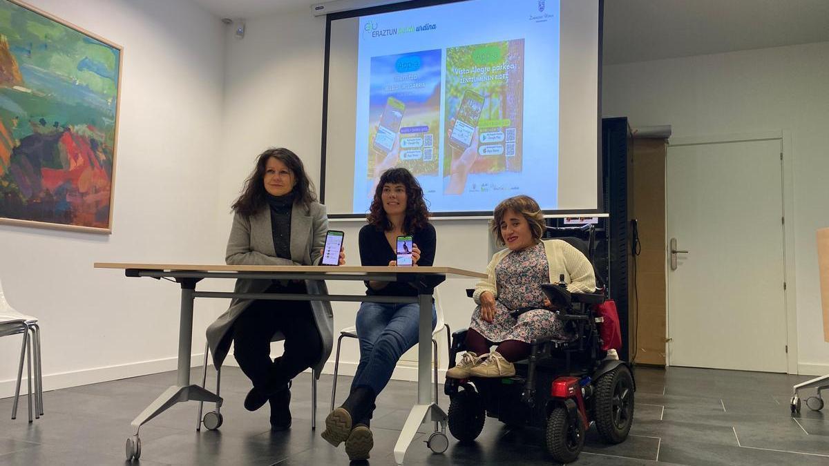 Gloria Vázquez, Ainara Garcia y Juncal Cepeda, en la presentación de la APP y las mejoras de accesibilidad del Anillo Verde Azul de Zarautz.