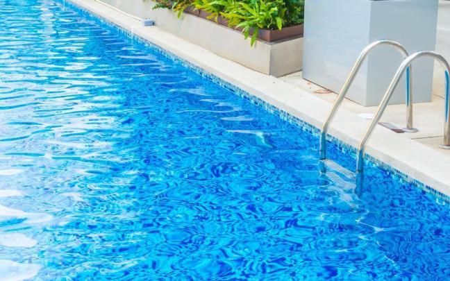 La menor quedó enganchada por el brazo.