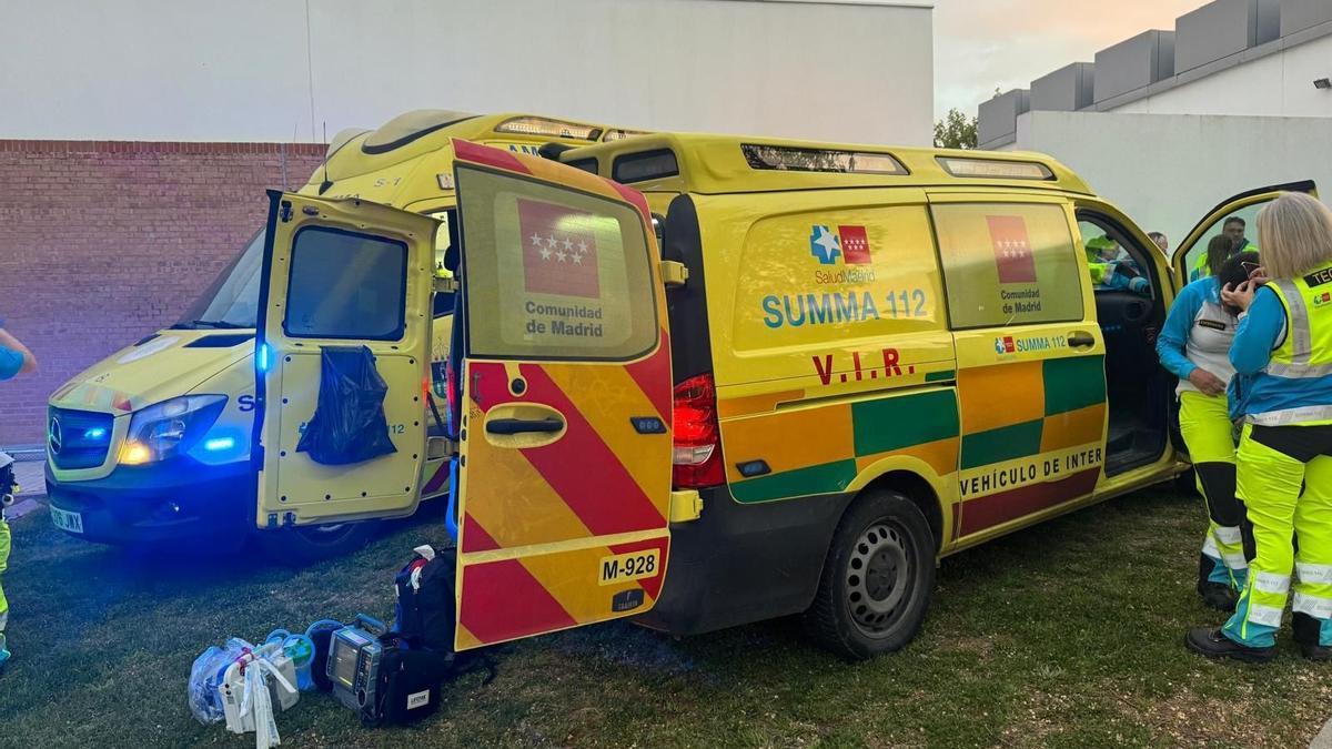 La ambulancia del SUMMA 112 a las puertas del Centro Culturas de Villanueva del Pardillo.