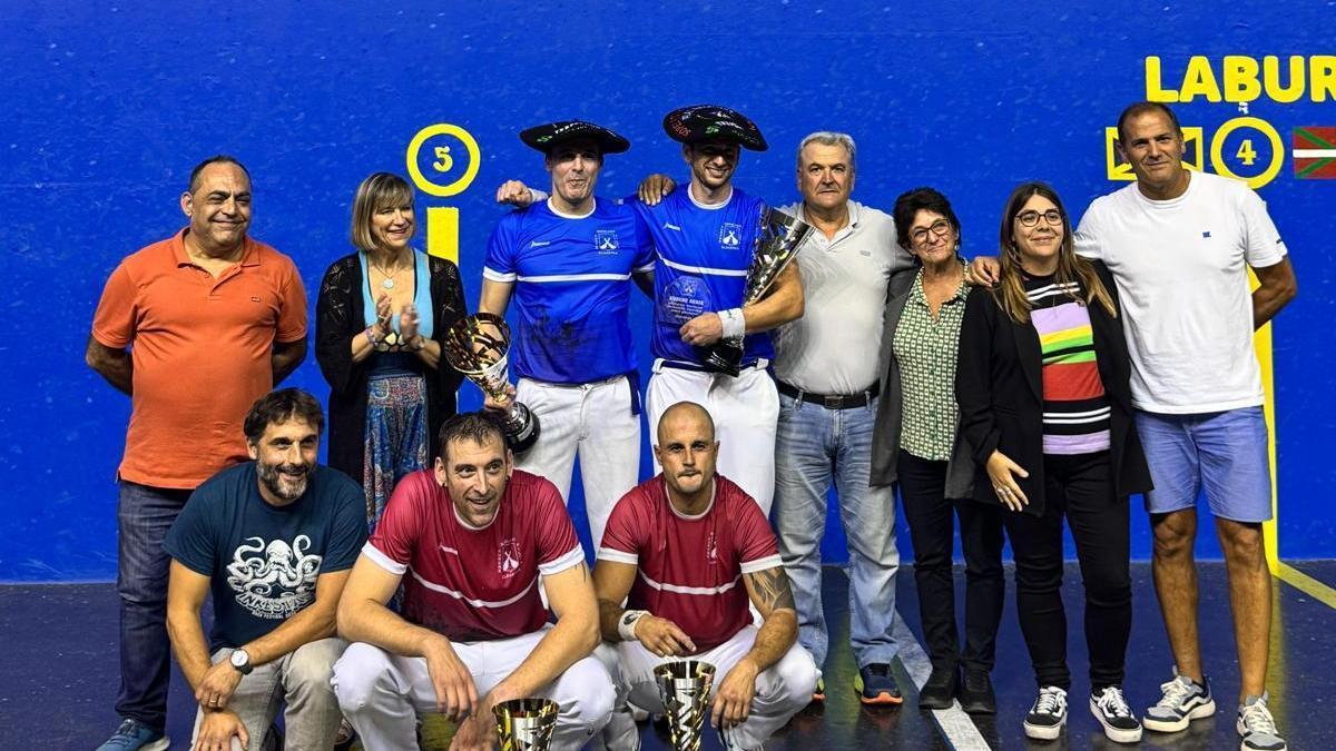 Esteban Gaubeka e Iker Gordon, con las txapelas de campeones del Sopela ProAm 2025.