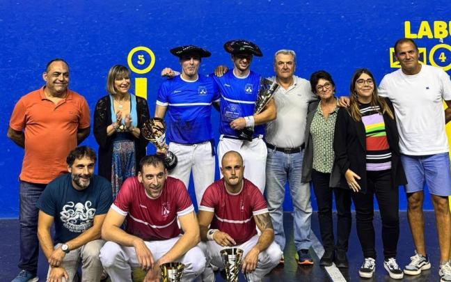 Esteban Gaubeka e Iker Gordon, con las txapelas de campeones del Sopela ProAm 2025.