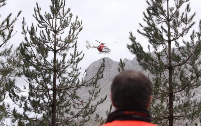 Imagen de archivo del helicóptero de la Ertzaintza participa en una búsqueda de montaña. / BORJA GUERRERO